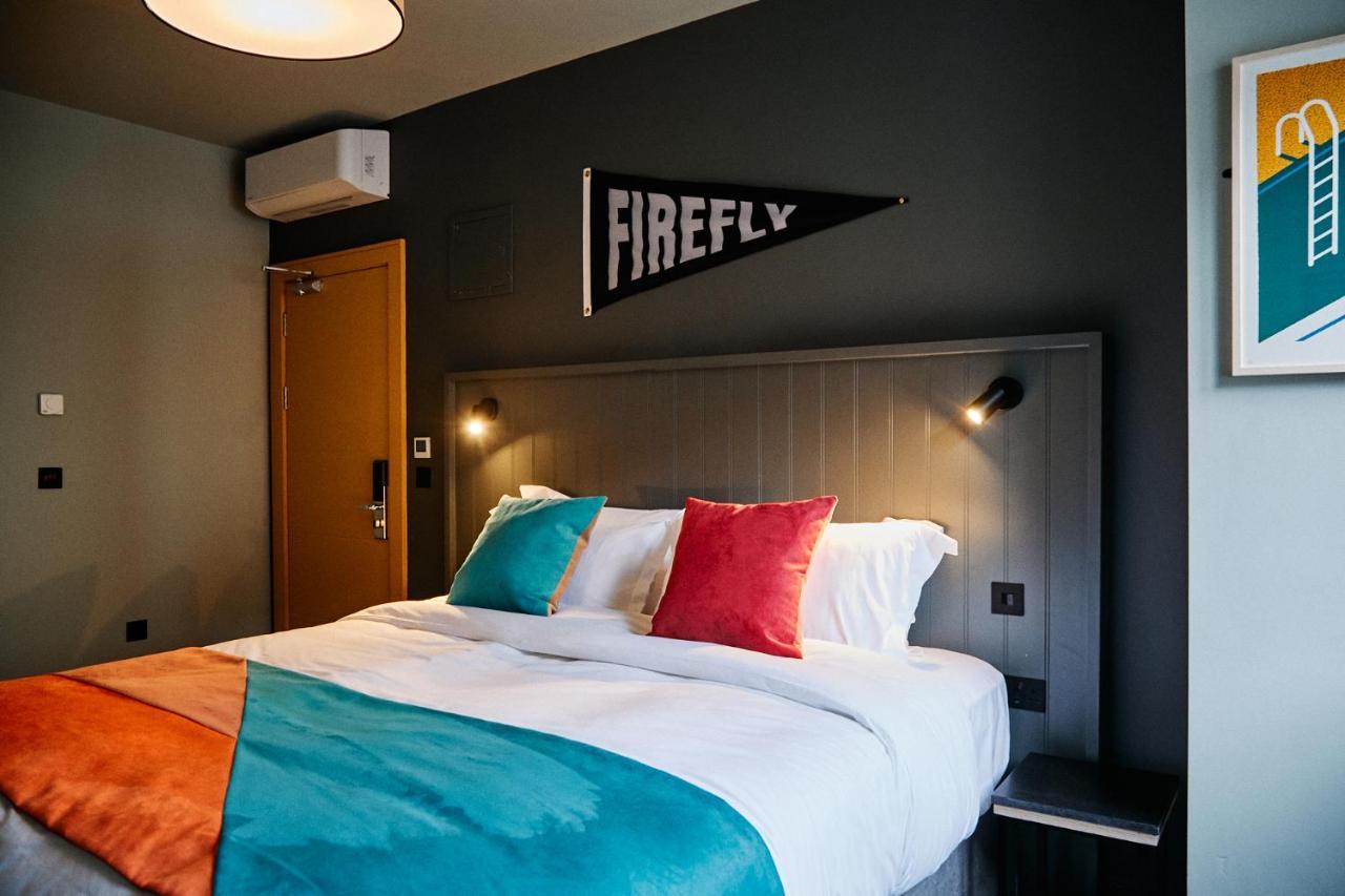 Firefly Hotel Bray Bagian luar foto